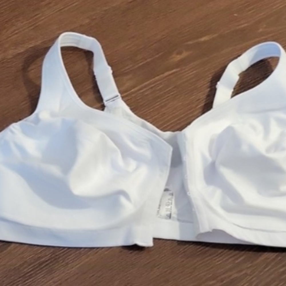 52 B Glamorise wirefree front opening bra new without tags